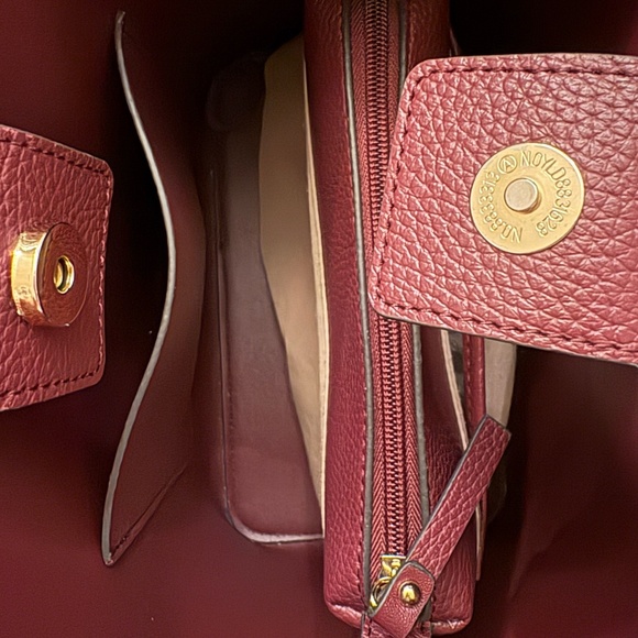 burgundy bucket bag - Picture 4 of 8